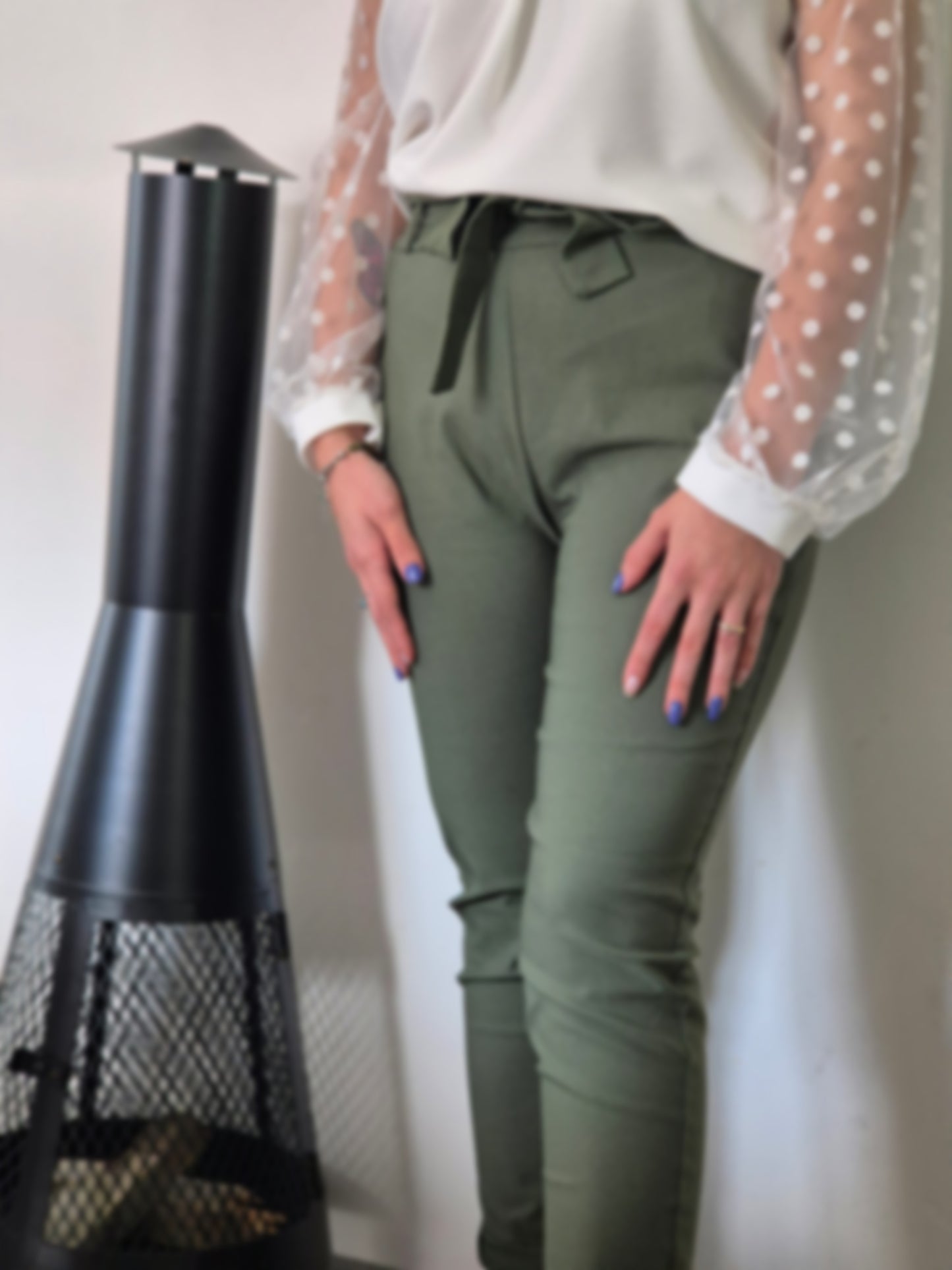 PANTALON MATIÈRE ÉLASTIQUE AVEC CEINTURE MADE IN ITALIE - Ellarmonie