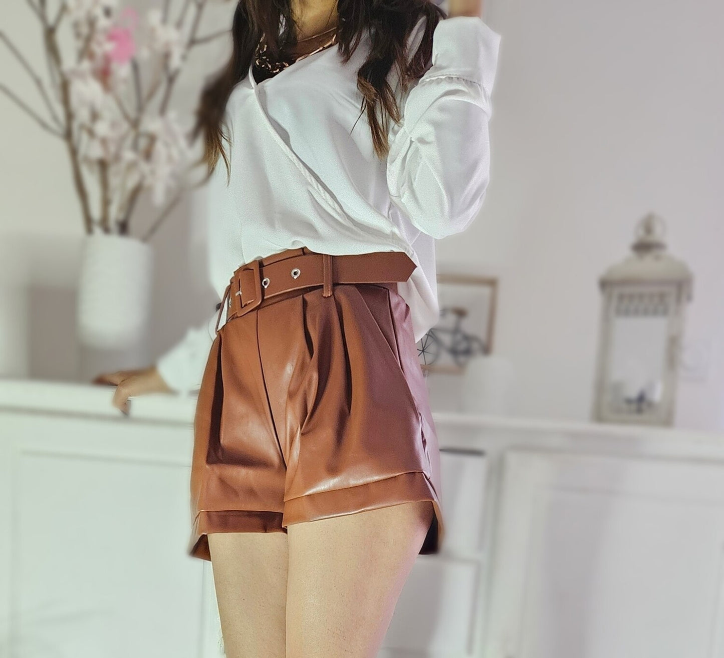 SHORT ÉVASÉ EN SIMILI CUIR AVEC CEINTURE PERFORÉE MADE IN ITALIE - Ellarmonie